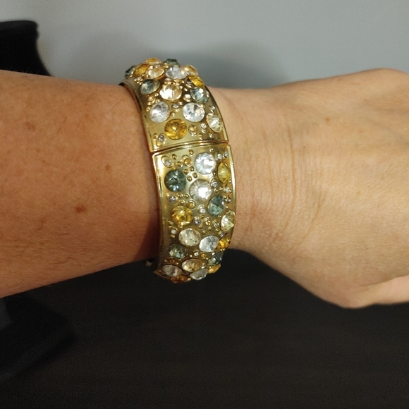 Elegant Gold and Crystal Bracelet - Picture 3 of 6